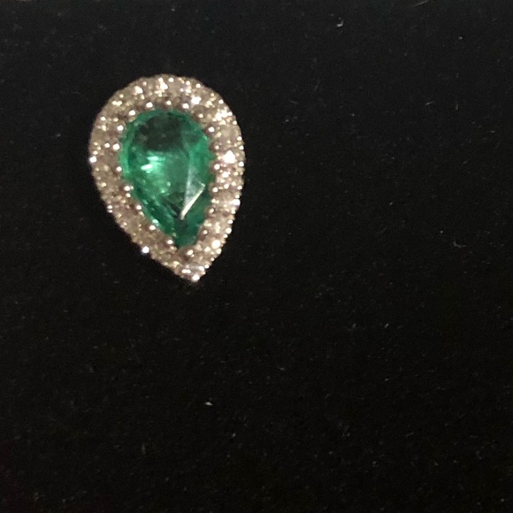 SOLD ❌ NWT gorgeous emerald & diamond earrings - Picture 3 of 5